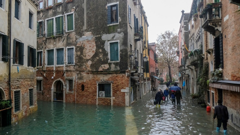 Transeúntes caminan por las calles inundadas de Venecia. REUTERS/Manuel Silvestri