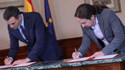 Pedro Sánchez y Pablo Iglesias en la firma del preacuerdo sobre el Gobierno de coalición - Jesús Hellín / Europa Press