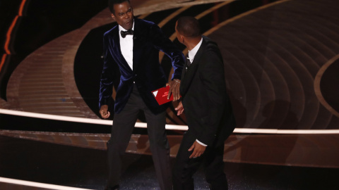 (28/03/2022) Will Smith abofetea al presentador de la gala, Chris Rock.