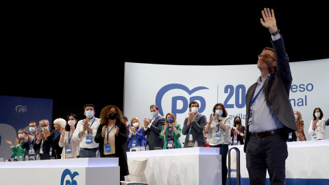 El presidente de Galicia, Alberto Núñez Feijóo, en  el XX Congreso Nacional del PP en Sevilla, donde saldrá elegido por aclamación como nuevo presidente del partido. EFE/ Julio Muñoz