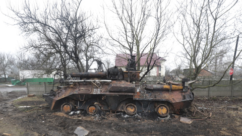 01/04/2022 Un vehículo militar dañado es visto en Nova Basan, una localidad cercana a Kiev, durante el avance ucraniano en la zona en busca de una retirada de las tropas rusas