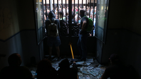 Los activistas apuntalan la puerta de entrada al edificio que han okupado en Madrid.- JAIRO VARGAS