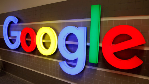 Logotipo iluminado de Google. / REUTERS