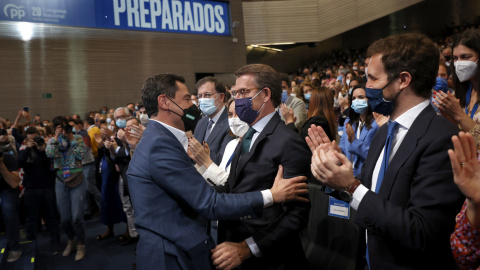 02/04/2022 El presidente de la Junta de Andalucía, Juanma Moreno, abraza a nuevo líder del Partido Popular, Alberto Núñez Feijóo, en presencia de Pablo Casado, durante la segunda jornada del XX Congreso Nacional del PP que se celebra en Sevilla