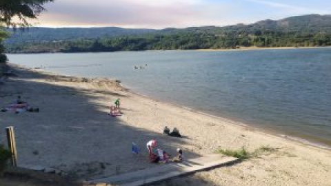 El calor y la sequía envenenan con ácido sulfhídrico el embalse de Ourense contaminado por las macrogranjas