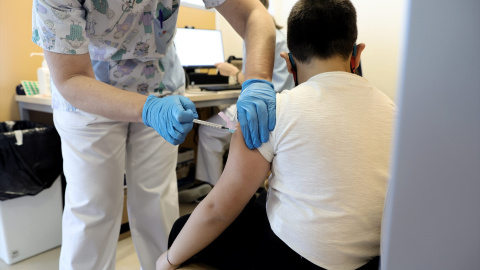 Un trabajador sanitario inyecta la vacuna contra el Covid-19 a un menor, en el Hospital Infanta Sofía, a 30 de diciembre de 2021, en San Sebastián de los Reyes, Madrid, (España).