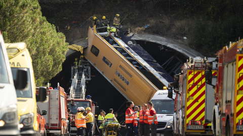 Tres personas han resultado heridas críticas y una grave en el accidente de un autocar de trabajadores del grupo Inditex que ha volcado a la entrada de un túnel de la C-32, a la altura de Pineda (Barcelona).