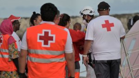 Un cayuco llega a las costas de El Hierro con 145 supervivientes y una mujer muerta