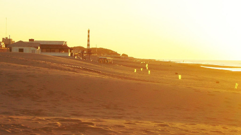 Una imagen de archivo de un paisaje con el faro de Claromecó al fondo