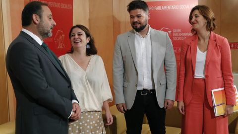 La vicesecretaria general y portavoz del Grupo Parlamentario Socialista, Adriana Lastra, y el secretario de Organización y ministro de Fomento en funciones, José Luis Ábalos, en la reunión con el portavoz de ERC en el Congreso, Gabriel Rufián, y la p