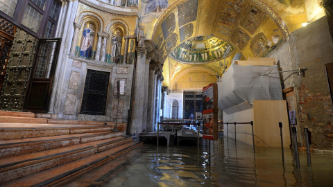 Una visión general del nártex de la Basílica de San Marco, dañada por las inundaciones en Venecia. EFE / ANDREA MEROLA