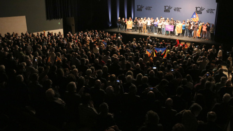 El Teatre-Auditori de Sant Cugat del Vallès, dempeus en la cloenda de l'acte d'inici del desè aniversari de l'ANC.