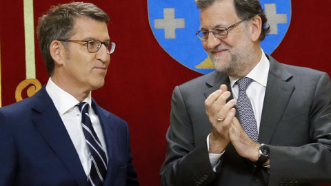 Alberto Núñez Feijóo, tras prometer su cargo como presidente de la Xunta de Galicia, en presencia del presidente del Gobierno, Mariano Rajoy, durante el acto solemne de toma de posesión celebrado en el Salón de los Reyes del Parlamento gallego, en Sa