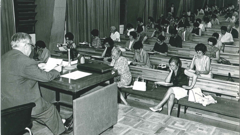 Fotografia històrica d’exàmens per a professors de català d'Òmnium.