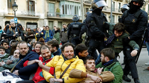 Mossos d'Esquadra han desallotjat diversos vaguistes que feien un tall al tràfic de la Gran Via de Barcelona durant la jornada de la vaga general convocada en el marc de les protestes contra el judici del "procés" que se celebra aquests ies al Tribunal.