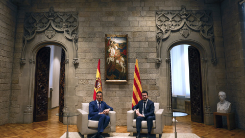 24/07/2024 - El presidente del Gobierno, Pedro Sánchez (i), se reúne con el presidente catalán en funciones, Pere Aragonès, en el Palau de la Generalitat.