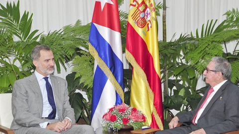 Fotografía cedida por Estudios Revolución de rey de España Felipe VI (i) hablando con el expresidente de Cuba y actual líder del Partido Comunista del país (PCC), Raúl Castro. /EFE