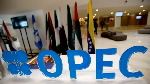 Imagen de archivo del logo de la OPEP (OPEC, en inglés) en una sala donde se reúnen los miembros de la organización, en Argel. - REUTERS