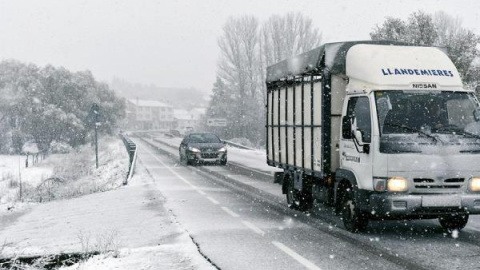 Varios vehículos circulan bajo la nieve en el municipio leonés de Riello este jueves. EFE