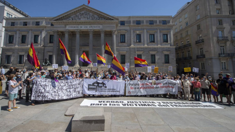 Colectivos antifranquistas se concentran frente al Congreso para pedir el fin de la impunidad del franquismo