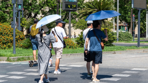 Varias personas en la calle a 47 grados de temperatura, a 24 de julio de 2024, en Sevilla.