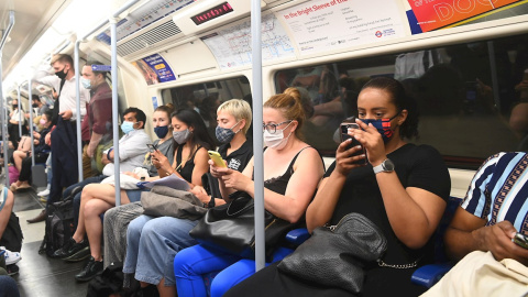 Ciudadanos en el metro de Londres, en el primer día del fin de las restricciones en Reino Unido.