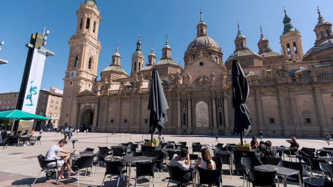 Varias personas en una terraza de la plaza de El Pilar de Zaragoza el pasado 14 de julio de 2021.