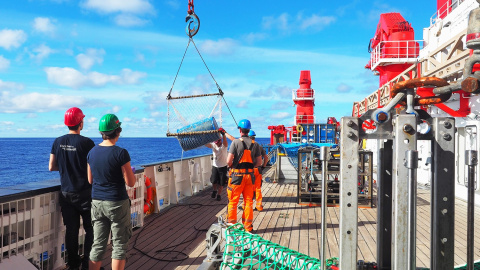 Recogida de un barril azul de plástico en la Gran Mancha de Basura del Pacífico por el barco oceanográfico alemán Sonne en 2019.