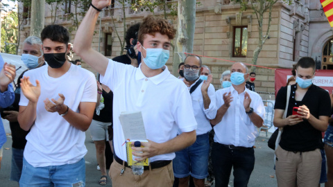 L'activista Pol Serena amb el puny alçat abans d'entrar al judici a l'Audiència de Barcelona.