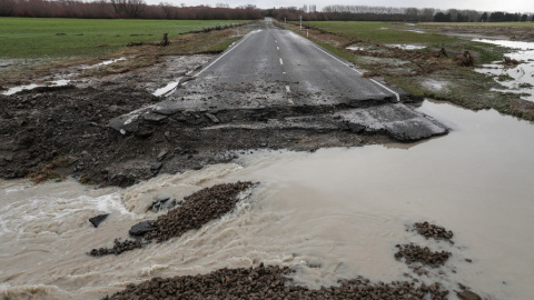 Daños causados ​​por las inundaciones en una carretera de Nueva Zelanda. 1 de Junio de 2021.