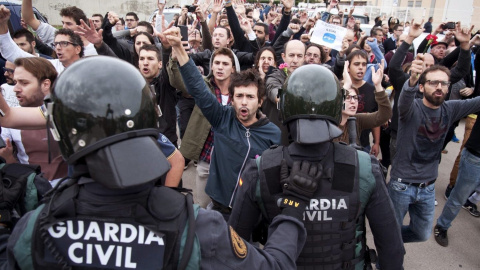 01/10/2017 - La Guardia Civil ante un centro de votación de Sant Julià de Ramis (Girona) el 1-O. EFE/ROBIN TOWNSEND