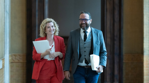 El secretario segundo del Parlament de Catalunya, Juli Fernández Olivares, y la vicepresidenta primera del Parlament de Catalunya, Raquel Sans, llegan a la Junta de Portavoces, en el Parlament de Catalunya, a 16 de julio de 2024, en Barcelona, Catalunya 