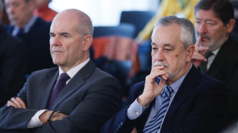 Los expresidentes Manuel Chaves y José Antonio Griñán, durante el juicio que de la pieza política de los ERE en la Audiencia de Sevilla. EFE/Jose Manuel Vidal