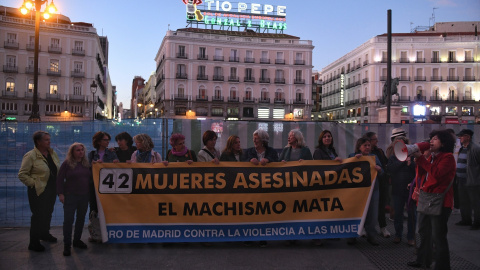 Un grupo de personas pertenecientes a Foro Madrid durante una concentración contra la violencia de género en la puerta del Sol, a 25 de octubre de 2022. Archivo.