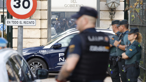 Agentes de la Guardia Civil y la Policía Nacional montan guardia en el exterior del Palacio de la Moncloa, a 30 de julio de 2024.