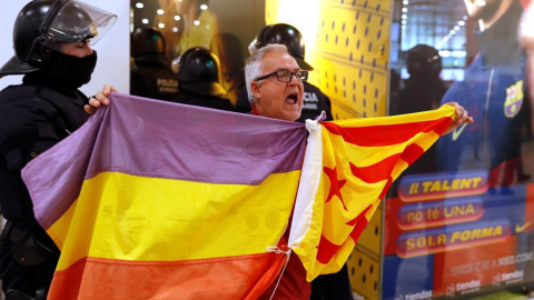 Un dels manifestants del CDR en el moment en què els Mossos l'han desallotjat de l'estació de Sants. EFE / TONI ALBIR