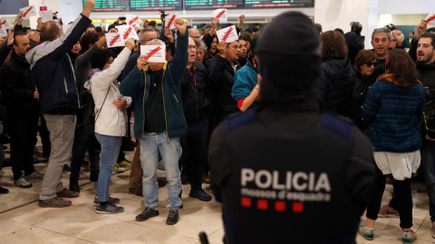 La concentració dels CDR a l'estació de Sants. EFE / TONI ALBIR.