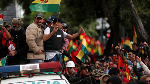 El líder de Comité Cívico de la ciudad de San Cruz, Luis Fernando Camacho, arenga a sus seguidores en La Paz, Bolivia.- REUTERS/CARLOS GARCÍA