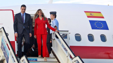 El presidente español, Pedro Sánchez (i), y su esposa María Begoña Gómez (d), descienden del avión a su llegada a La Habana. /EFE