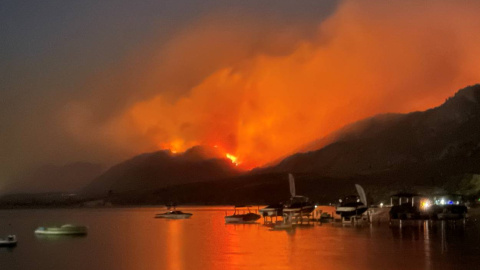 Ondas de humo de un incendio forestal cerca de Osoyoos