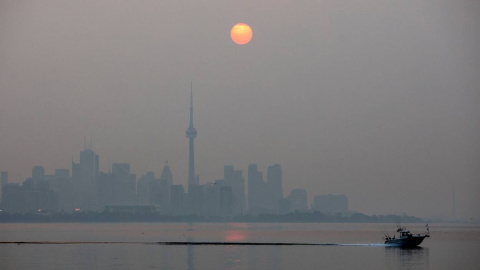 El sol amanece en Toronto cubierto del humo de los incendios que se están produciendo en Canáda