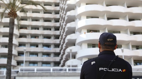 Un policía nacional hace guardia frente al hotel Palma Bellver, donde estaban confinados 249 jóvenes que han tenido relación directa o indirecta con el brote de un viaje de estudios a Mallorca.