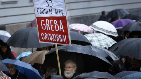 16/11/2019.- Varios cientos de personas se manifiestan ese sábado por las calles de Pamplona para reivindicar el cumplimiento de sus promesas electorales y que "de inmediato" el Gobierno haga lo necesario para "garantizar la financiación del sistema pú