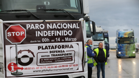 22/3/33-Transportistas a su llegada al Polígono Industrial Barral, en el noveno día de paro nacional de transportistas, a 22 de marzo de 2022, en San Fernando de Henares, Madrid (España).