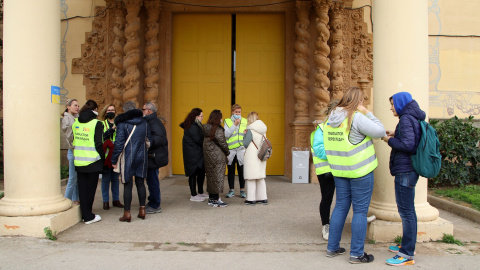 Diverses persones concentrades a les portes del pavelló 7 de Fira de Barcelona