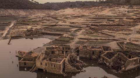 15/03/2022- Imagen tomada este martes del antiguo pueblo de Aceredo, en Lobios, que quedó sepultado en la década de los noventa por las aguas del embalse de Lindoso y que en los últimos meses ha vuelto a emerger debido a la sequía.