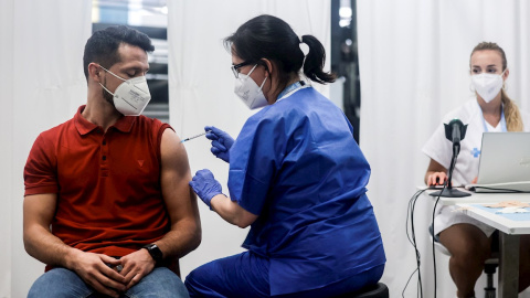 Un joven vacunándose en el centro de vacunación masivo de la Fira de Barcelona el 19 de julio de 2021.