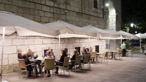 Varias personas en una terraza de Santander, antes de su cierre a medianoche, el 3 de julio de 2021.