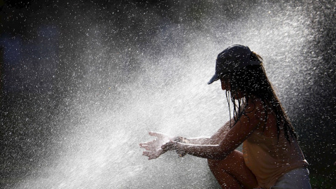 Una joven trata de mitigar las altas temperaturas que se alcanzarán este miércoles en Córdoba, superiores a 40 grados.