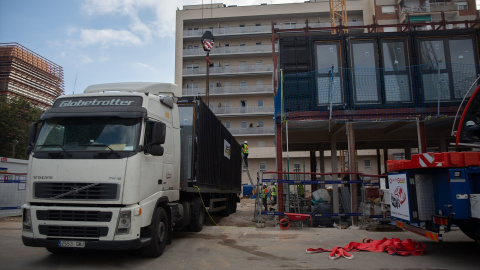 01/08/2024 Operarios descargan contenedores marítimos para construir el edificio de alojamientos Aprop de las Glòries, en Barcelona. Foto de archivo.